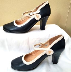 Retro Inspired Navy Blue & Cream Pumps
Aerosoles,